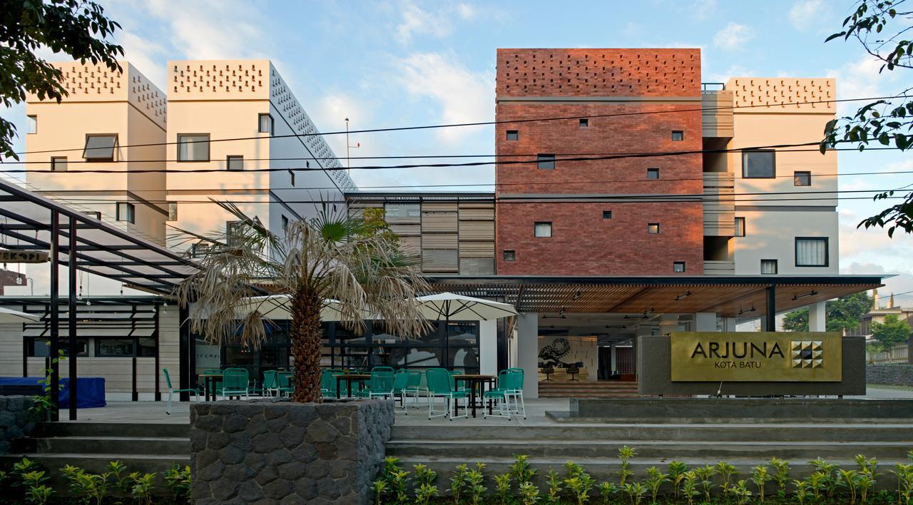 Arjuna Hotel Batu City Extérieur photo